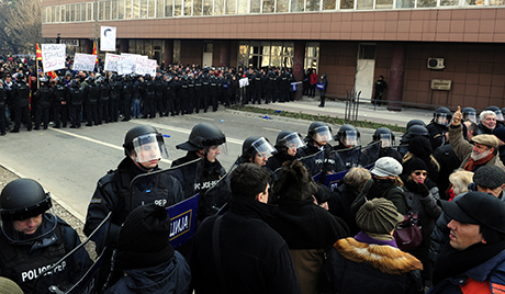 Столкновения демонстрантов в Македонии