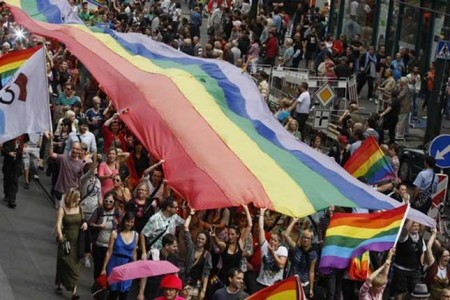 Директива из Брюсселя: гей-парад в этом году должен состояться