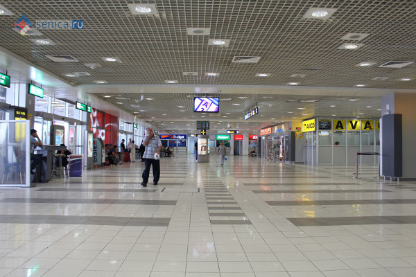Зал прибытия аэропорта Никола Тесла в Белграде
