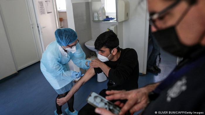 Тысячи косовских албанцев вакцинируются в Сербии