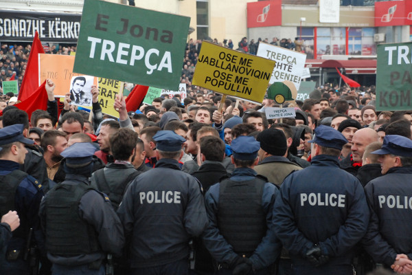 Демонстранты в Приштине
