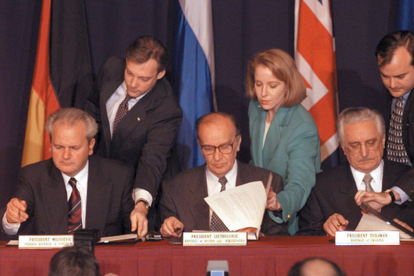 Франьо Туджман, Алия Изетбегович и Слободан Милошевич подписывают Дейтонский мирный договор