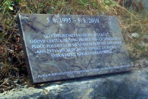 Доска сербским жертвам операции «Буря» в Книне