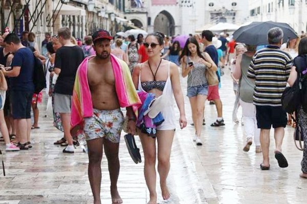 Полуголые туристы в Дубровнике
