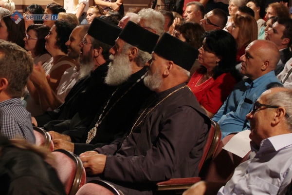 Священники Сербской православной церкви в зале фестиваля