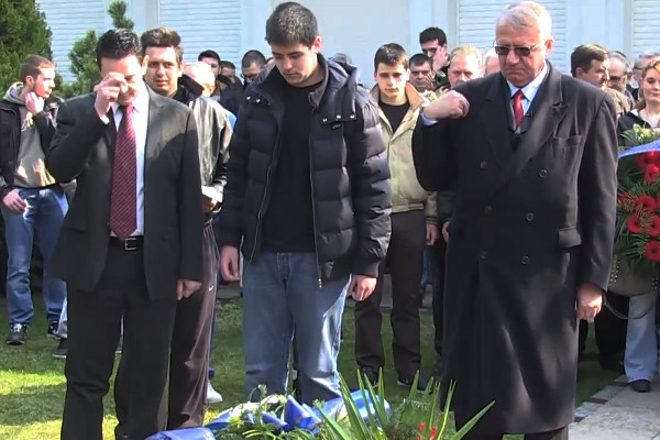 Воислав Шешель у могилы Слободана Милошевича