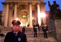 Бывший министр внутренних дел СР Югославии Влайуо Стоилькович демонстративно застрелился у входа в парламент, тем самым выразив недоверие трибуналу