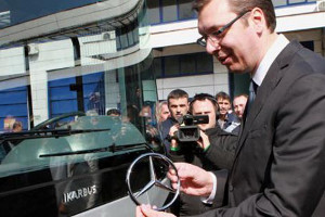 Александар Вучич принимает первый сербский автобус Мерседес