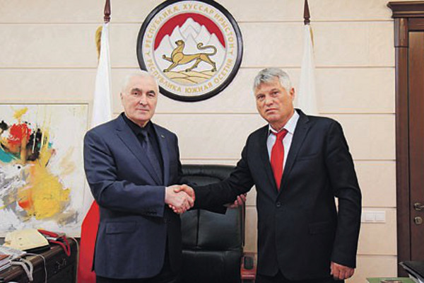 Президент Южной Осетии Леонид Тибилов с корреспондентом сербской газеты Политика
