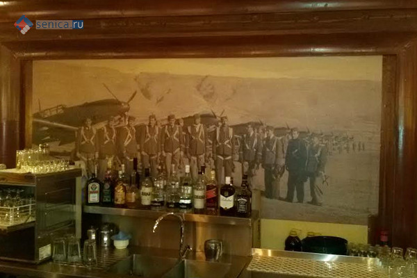 В кафане «Зора», фотография 102-й эскадрильи в Мостаре
