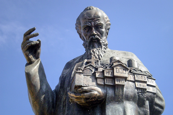 Памятник Клименту Охридскому в Охриде в Македонии