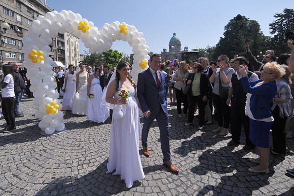 В Белграде состоялась коллективная свадьба