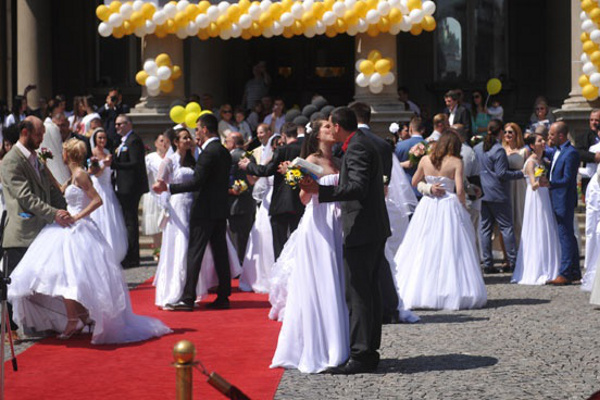 В Белграде состоялась коллективная свадьба