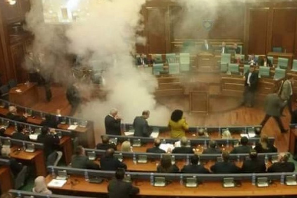 Косово, граната, газ, провокация, парламент, новости, Сеница.ру