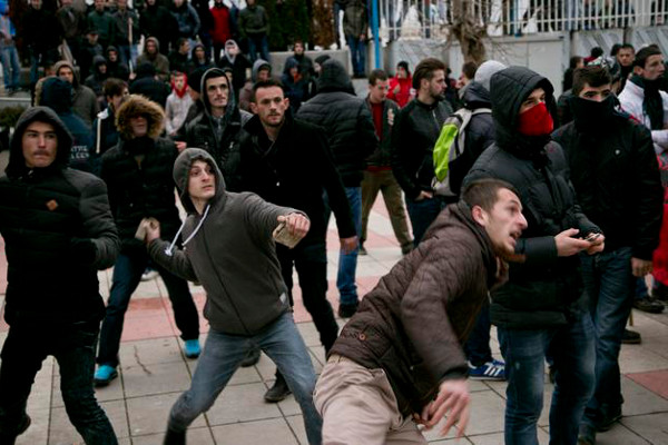 Уличные беспорядки в Приштине