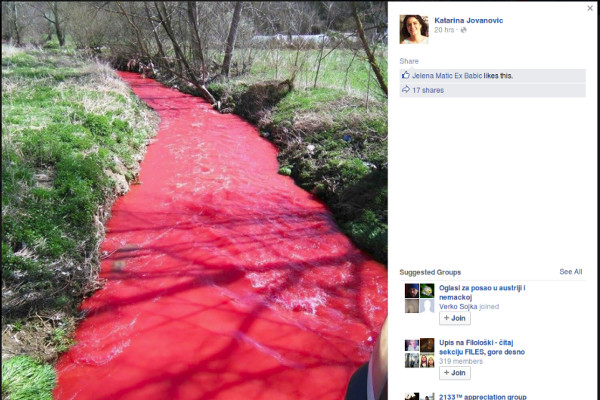 Фото красной реки в Фейсбуке