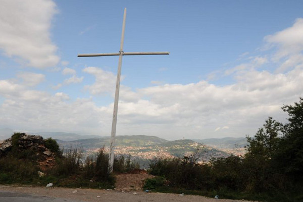 Памятный крест над Сараево в Боснии