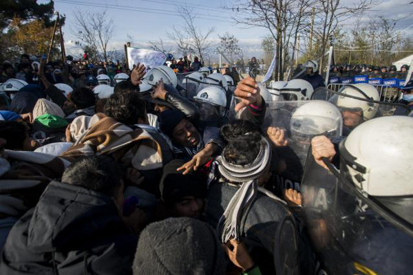Столкновения между мигрантами и беженцами на границе Греции и Македонии