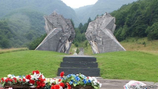 Монумент в Тьентиште, на месте битвы в долине реки Сутьеска в Боснии в 1943 г.