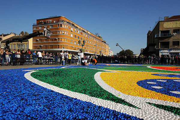 В Сербии побит рекорд Гиннесса в мозаике из пластиковых крышек