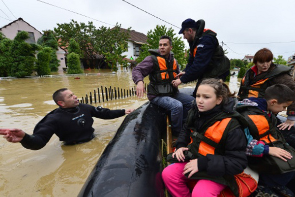 Наводнение в Сербии, Обреновац, спасатели