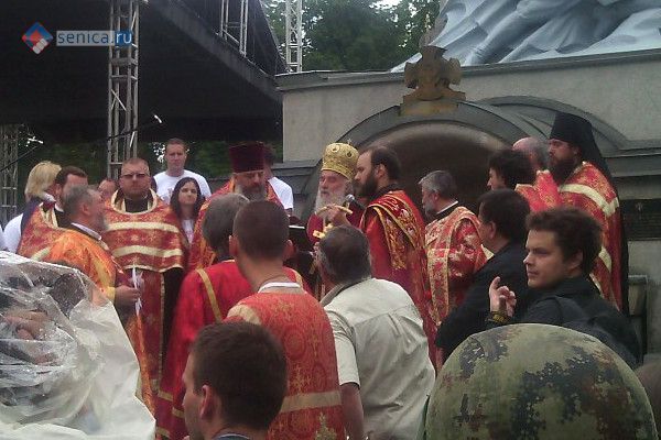 Патриарх сербский Ириней совершает молебен на открытии Некрополя