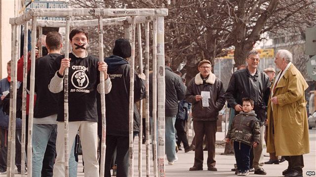 Члены движения "Отпор" в клетке из газетной бумаги в городе Панчево - в поддержку свободы прессы, 21 марта 2000 г.