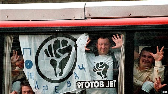 Члены движения Отпор из города Пожаревац на пути в Белград 27 сентября 2000 г.