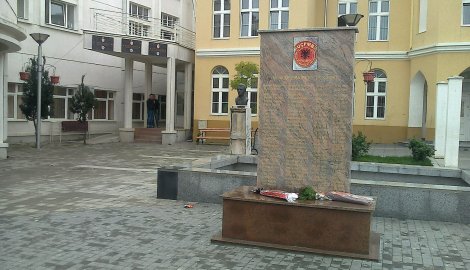 Полиция Сербии арестовала сербов, пытавшихся снести памятник албанским террористам