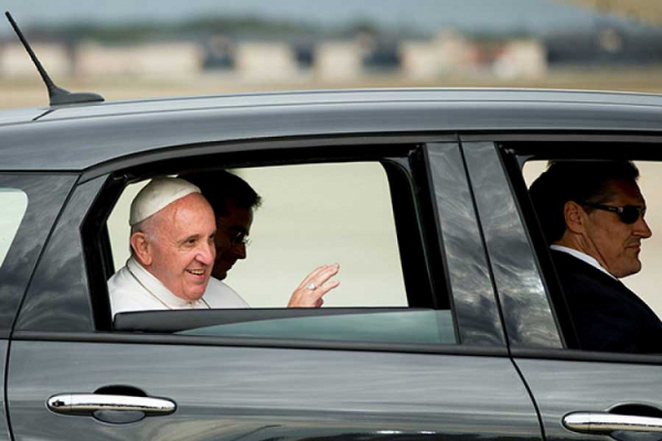 Папа Франциск в FIAT 500L