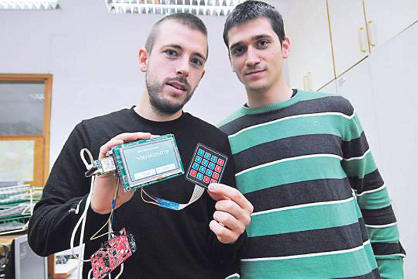 Студенты из Нови Сада с первым сербским мобильным телефоном