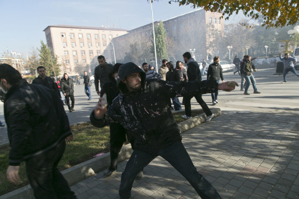 Беспорядки у здания парламента Косово в Приштине