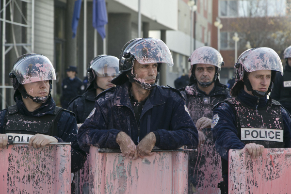 Косовская полиция в краске