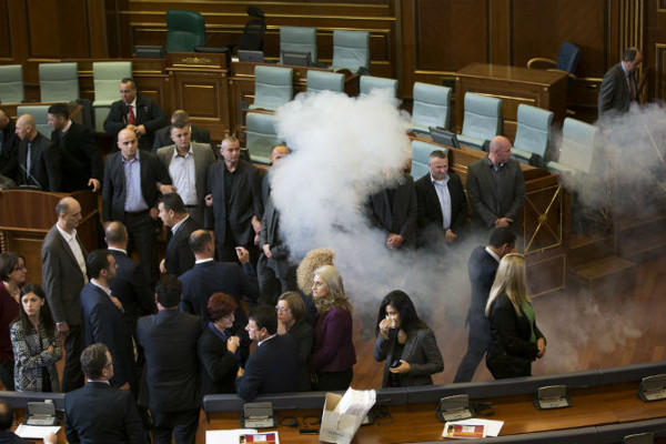Слезоточивый газ в зале заседания парламента Косово