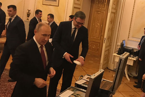 Путин подарил Вучичу две иконы
