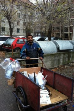 Цыганин Рамиз из Зренянина выживает благодаря мусорному контейнеру