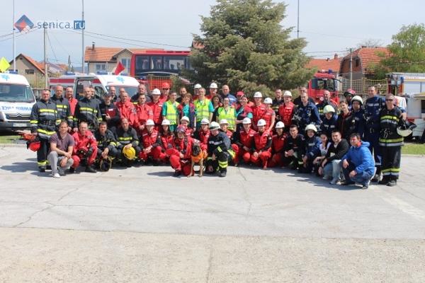 Спасатели, пожарные и медики