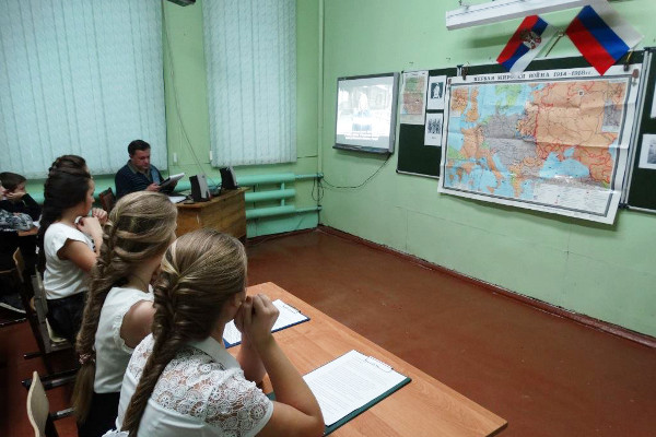 Ученики Понькинской основной школы с учителем Александром Муравьевым