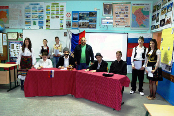 Ученики сербской школы «Бубаньские герои» с учителем Джорджем Бояничем