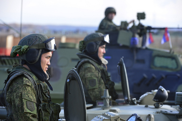 Российские солдаты на учениях Срем 2014
