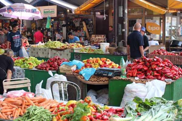 Овощной рынок в Нише в Сербии