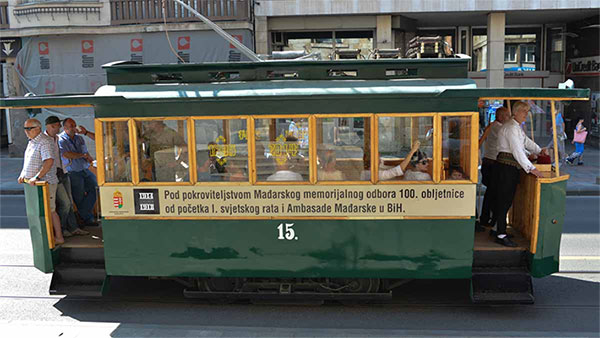 Трамвай конца девятнадцатого века ездит по улицам Сараево