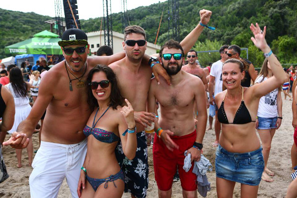 Парни и девушки на фестивале Sea Dance в Черногории