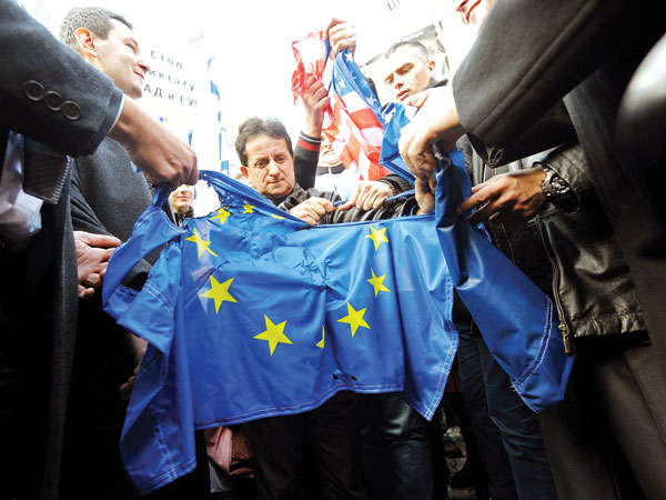 Сербские радикалы сожгли флаги ЕС, НАТО, США в Гааге