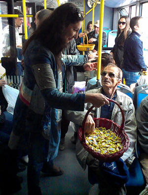 Сербские контролёры в автобусе раздают шоколадки