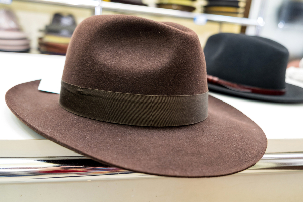 Лучшие шляпы из ассортимента лавки изготавливаются из заячьей шерсти