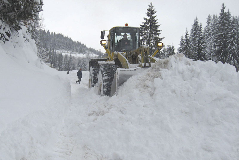 Сильный снегопад по всей Сербии вызвал транспортный коллапс