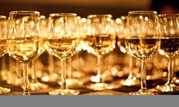 шприцер - популярный в Сербии коктейль из белого вина и минералки