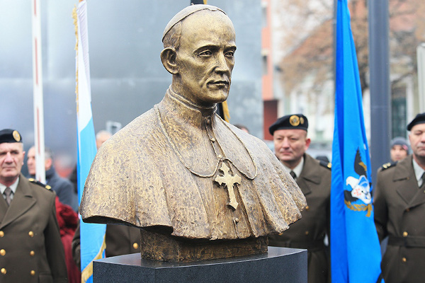 Памятник кардиналу Алоизию Степинацу в Осиеке в Хорватии