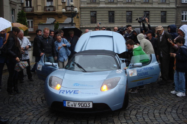 Электромобиль Tesla Roadster в Белграде